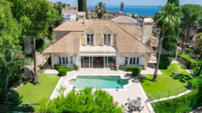 Luxury villa with sea views & terrace by REMS